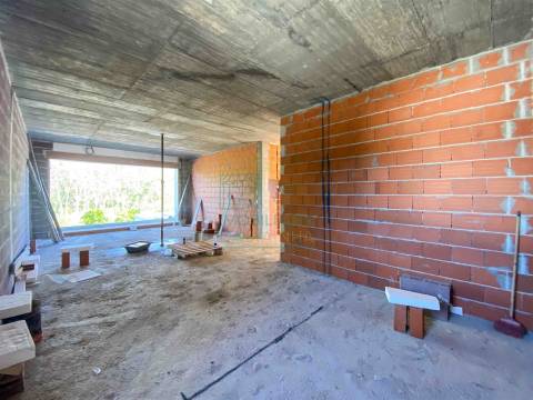 Moradia Moderna com Piscina e Garagem – Tranquilidade e Perto da Praia