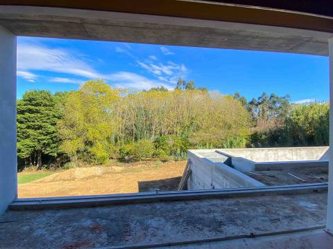 Moradia Moderna com Piscina e Garagem – Tranquilidade e Perto da Praia