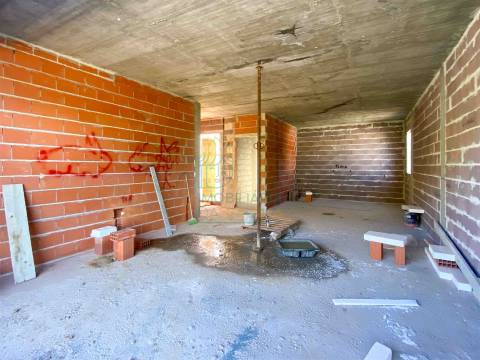 Moradia Moderna com Piscina e Garagem – Tranquilidade e Perto da Praia