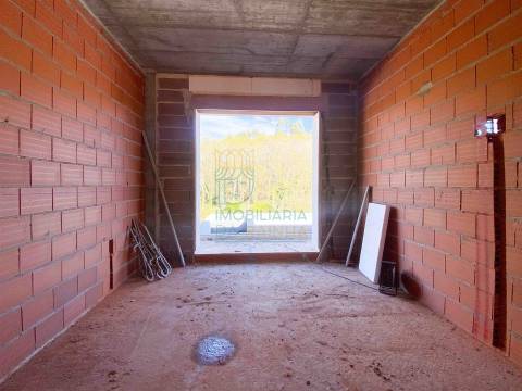 Moradia Moderna com Piscina e Garagem – Tranquilidade e Perto da Praia