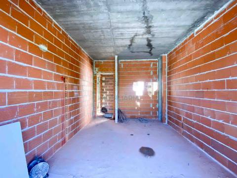 Moradia Moderna com Piscina e Garagem – Tranquilidade e Perto da Praia