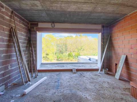 Moradia Moderna com Piscina e Garagem – Tranquilidade e Perto da Praia