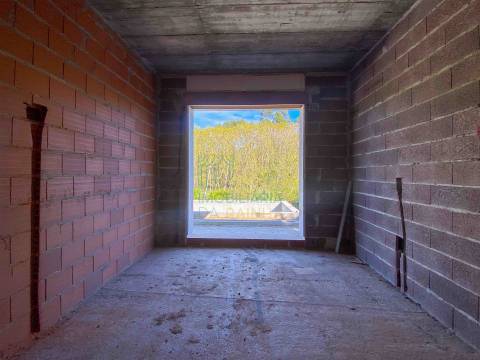 Moradia Moderna com Piscina e Garagem – Tranquilidade e Perto da Praia