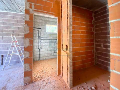 Moradia Moderna com Piscina e Garagem – Tranquilidade e Perto da Praia