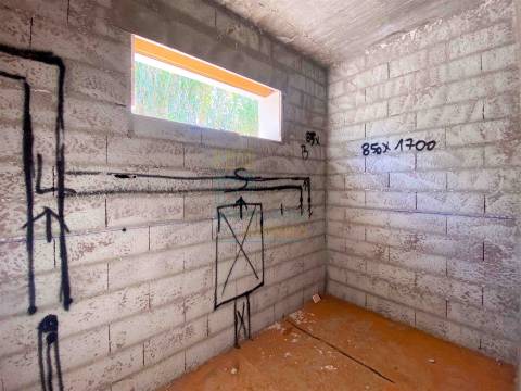 Moradia Moderna com Piscina e Garagem – Tranquilidade e Perto da Praia