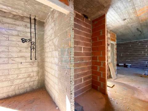 Moradia Moderna com Piscina e Garagem – Tranquilidade e Perto da Praia