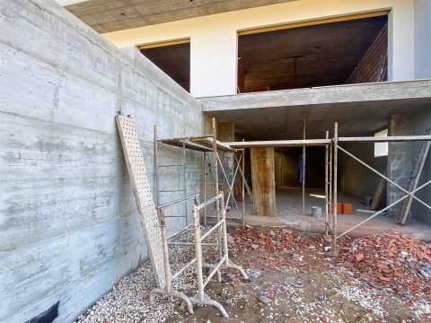 Moradia Moderna com Piscina e Garagem – Tranquilidade e Perto da Praia