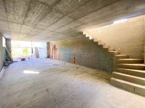 Moradia Moderna com Piscina e Garagem – Tranquilidade e Perto da Praia