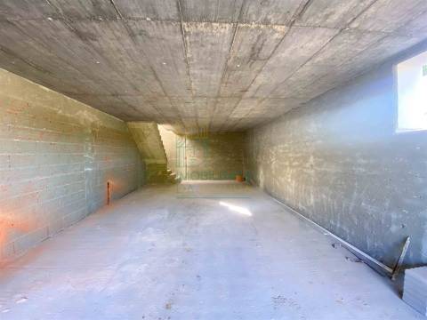 Moradia Moderna com Piscina e Garagem – Tranquilidade e Perto da Praia