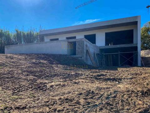 Moradia Moderna com Piscina e Garagem – Tranquilidade e Perto da Praia