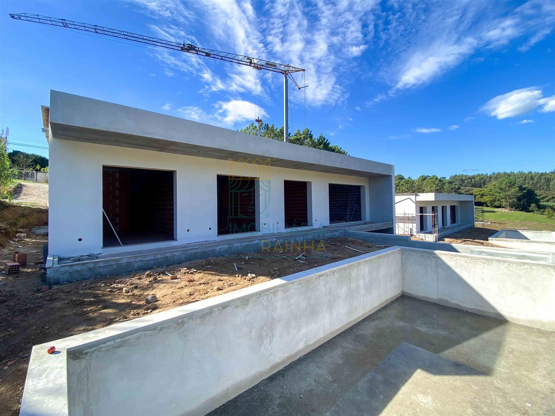 Moradia Moderna com Piscina e Garagem – Tranquilidade e Perto da Praia