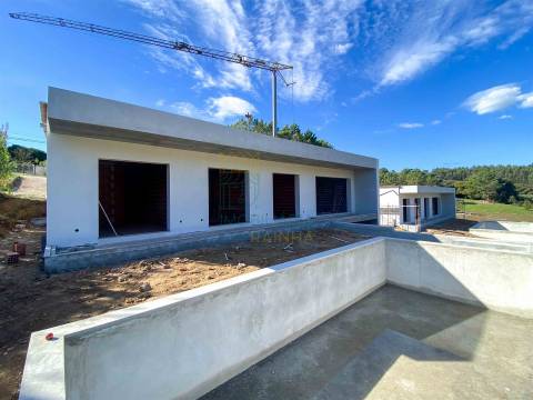 Moradia Moderna com Piscina e Garagem – Tranquilidade e Perto da Praia