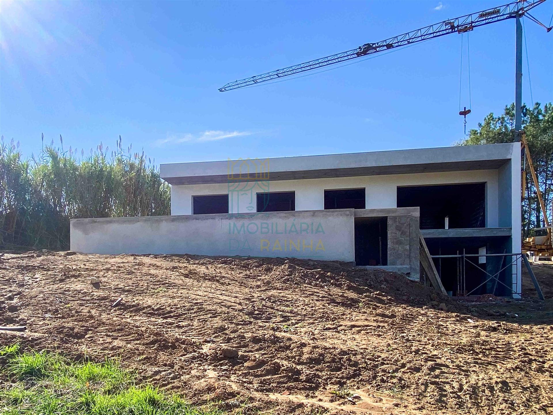 Moradia Moderna com Piscina e Garagem – Tranquilidade e Perto da Praia