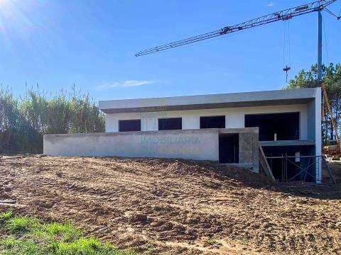 Moradia Moderna com Piscina e Garagem – Tranquilidade e Perto da Praia