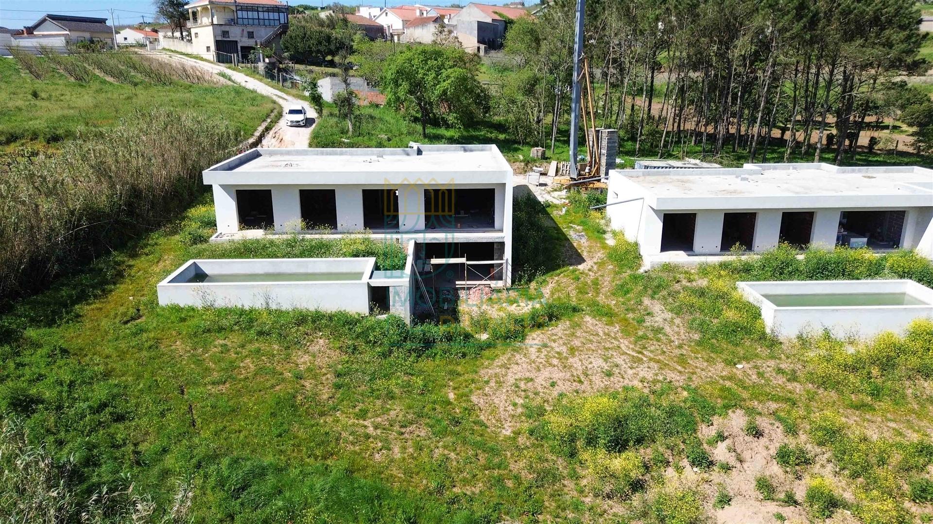 Moradia Moderna com Piscina e Garagem – Tranquilidade e Perto da Praia