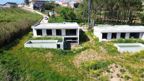 Moradia Moderna com Piscina e Garagem – Tranquilidade e Perto da Praia