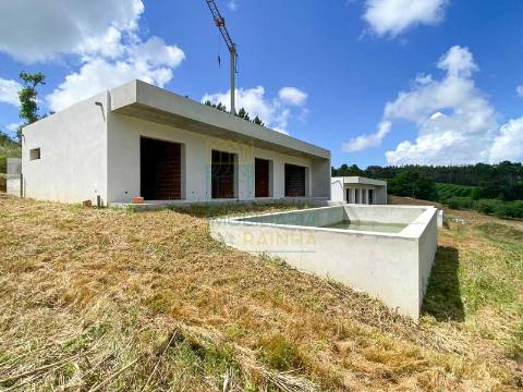 Moradia Moderna com Piscina e Garagem – Tranquilidade e Perto da Praia