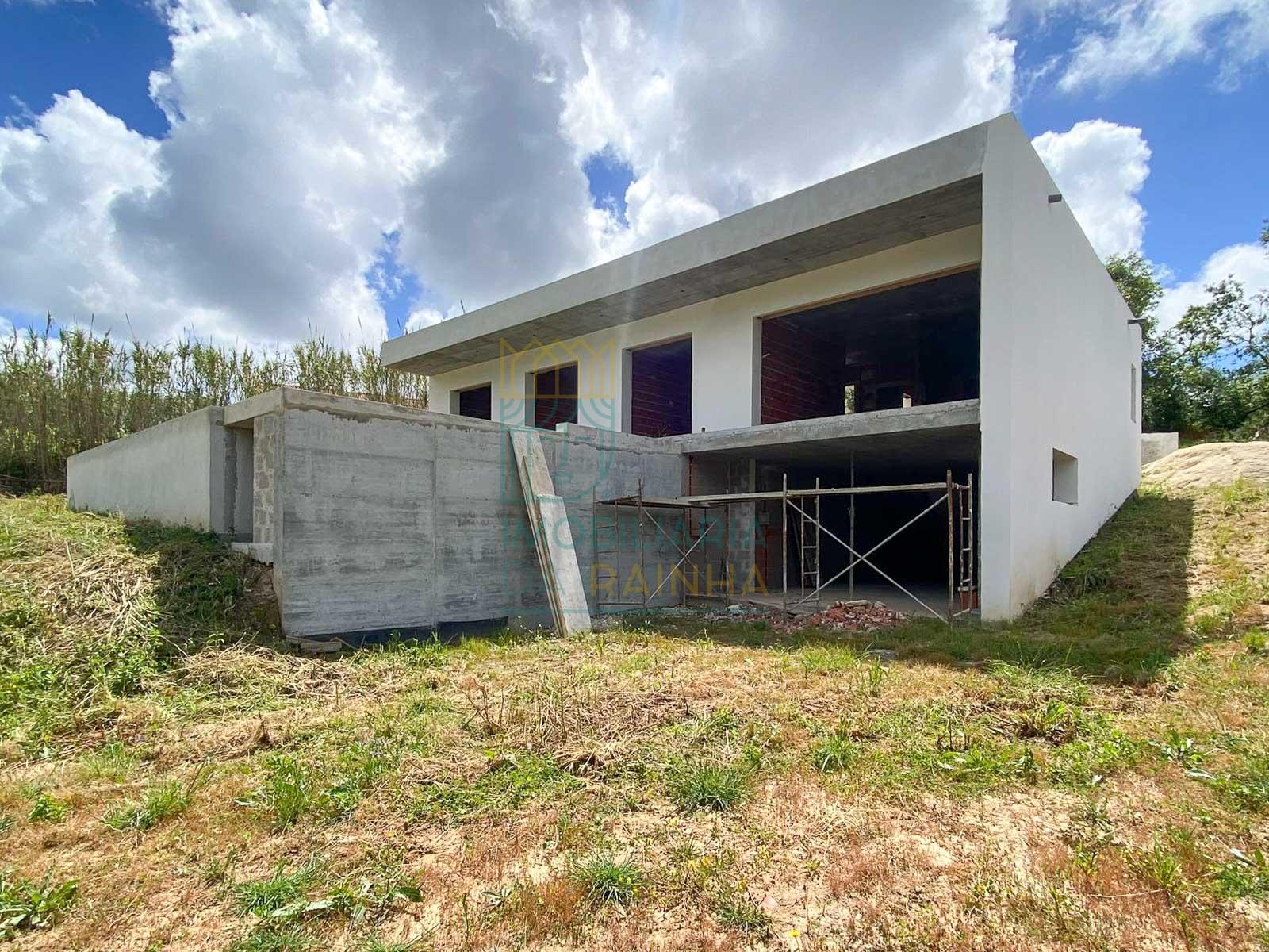 Moradia Moderna com Piscina e Garagem – Tranquilidade e Perto da Praia