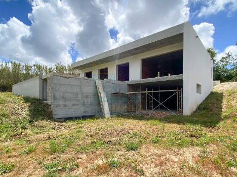 Moradia Moderna com Piscina e Garagem – Tranquilidade e Perto da Praia