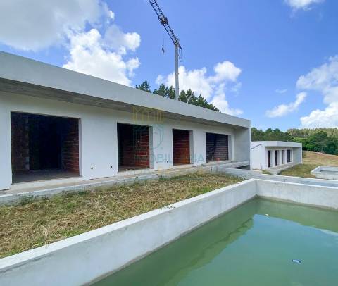 Moradia Moderna com Piscina e Garagem – Tranquilidade e Perto da Praia