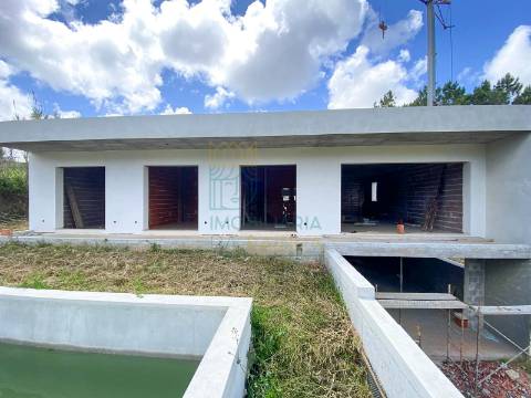 Moradia Moderna com Piscina e Garagem – Tranquilidade e Perto da Praia