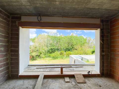 Moradia Moderna com Piscina e Garagem – Tranquilidade e Perto da Praia