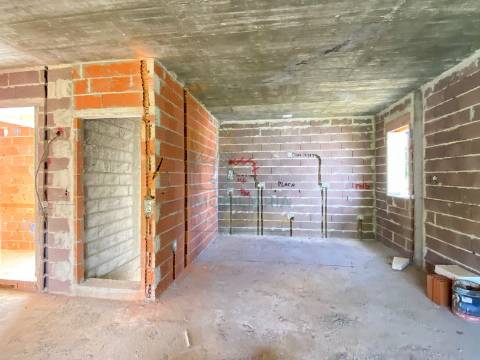 Moradia Moderna com Piscina e Garagem – Tranquilidade e Perto da Praia