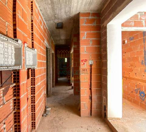 Moradia Moderna com Piscina e Garagem – Tranquilidade e Perto da Praia