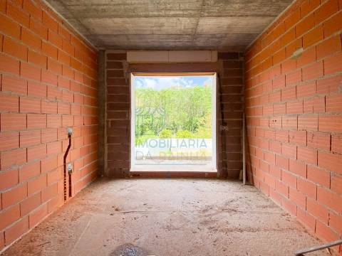 Moradia Moderna com Piscina e Garagem – Tranquilidade e Perto da Praia