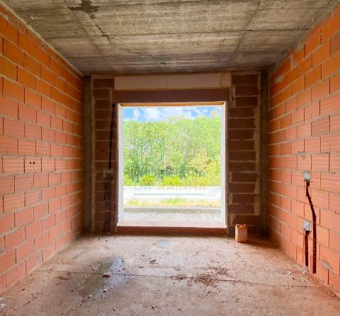 Moradia Moderna com Piscina e Garagem – Tranquilidade e Perto da Praia