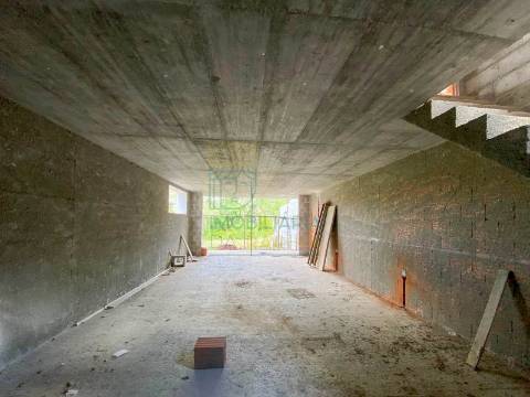 Moradia Moderna com Piscina e Garagem – Tranquilidade e Perto da Praia