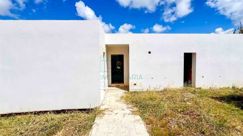 Moradia Moderna com Piscina e Garagem – Tranquilidade e Perto da Praia