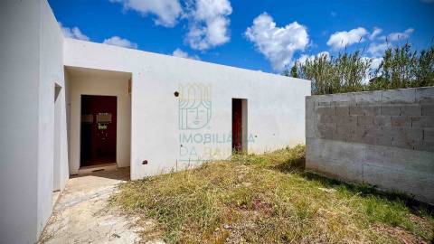 Moradia Moderna com Piscina e Garagem – Tranquilidade e Perto da Praia