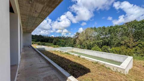 Moradia Moderna com Piscina e Garagem – Tranquilidade e Perto da Praia