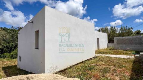 Moradia Moderna com Piscina e Garagem – Tranquilidade e Perto da Praia