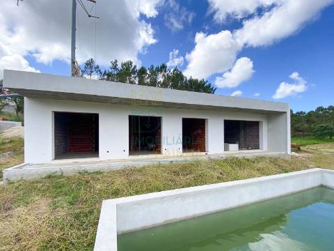Moradia Moderna com Piscina e Garagem – Tranquilidade e Perto da Praia