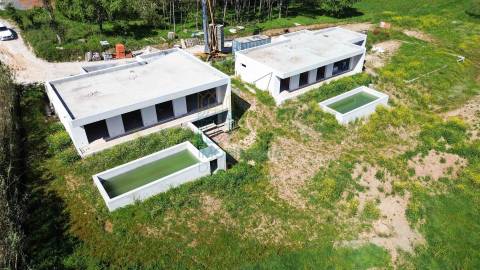 Moradia Moderna com Piscina e Garagem – Tranquilidade e Perto da Praia