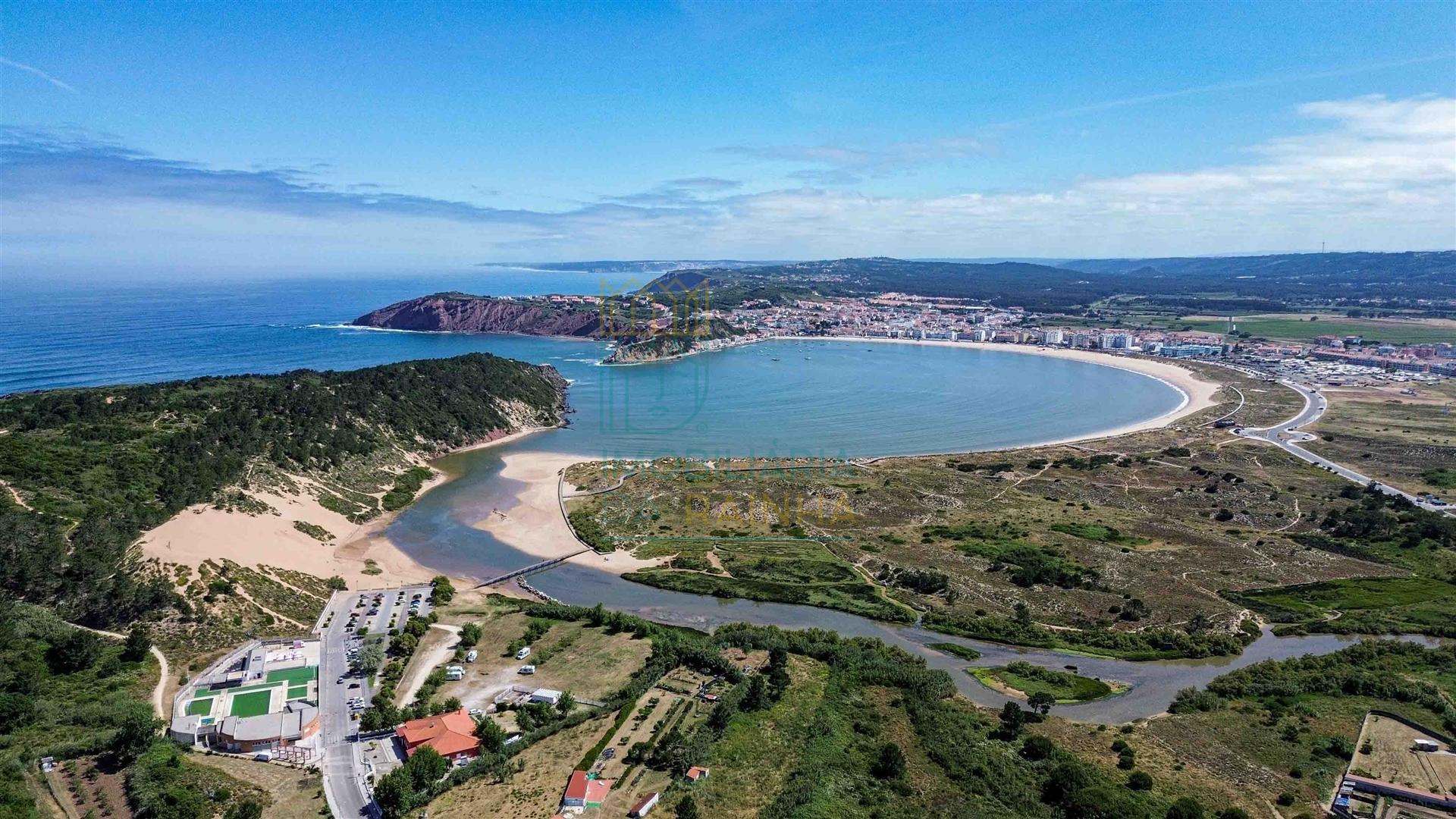 Moradia Moderna com Piscina – Tranquilidade e Perto da Praia
