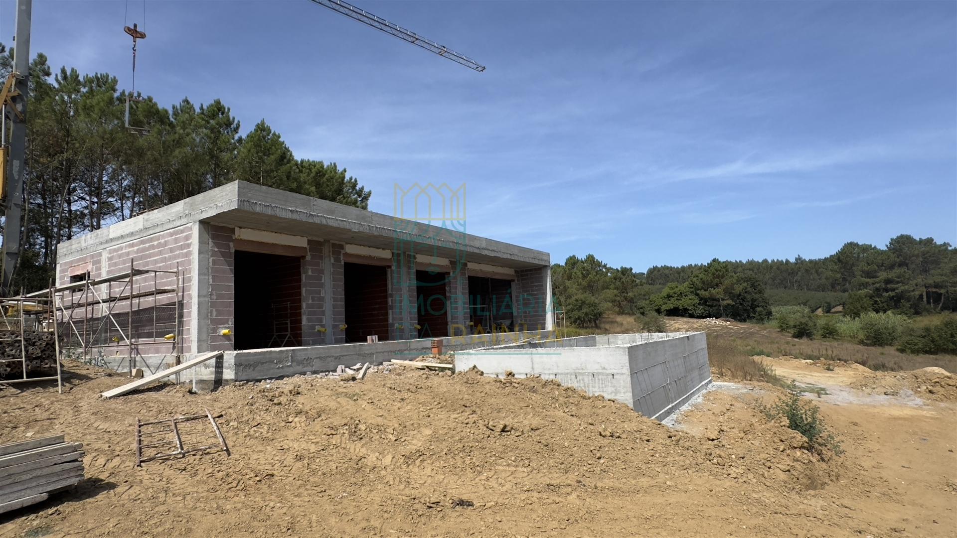 Moradia Moderna com Piscina – Tranquilidade e Perto da Praia