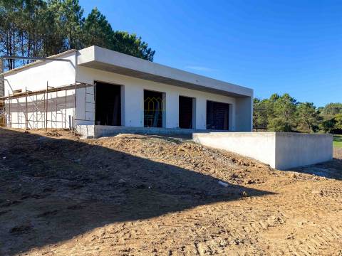 Moradia Moderna com Piscina – Tranquilidade e Perto da Praia