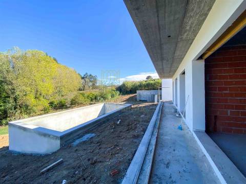 Moradia Moderna com Piscina – Tranquilidade e Perto da Praia