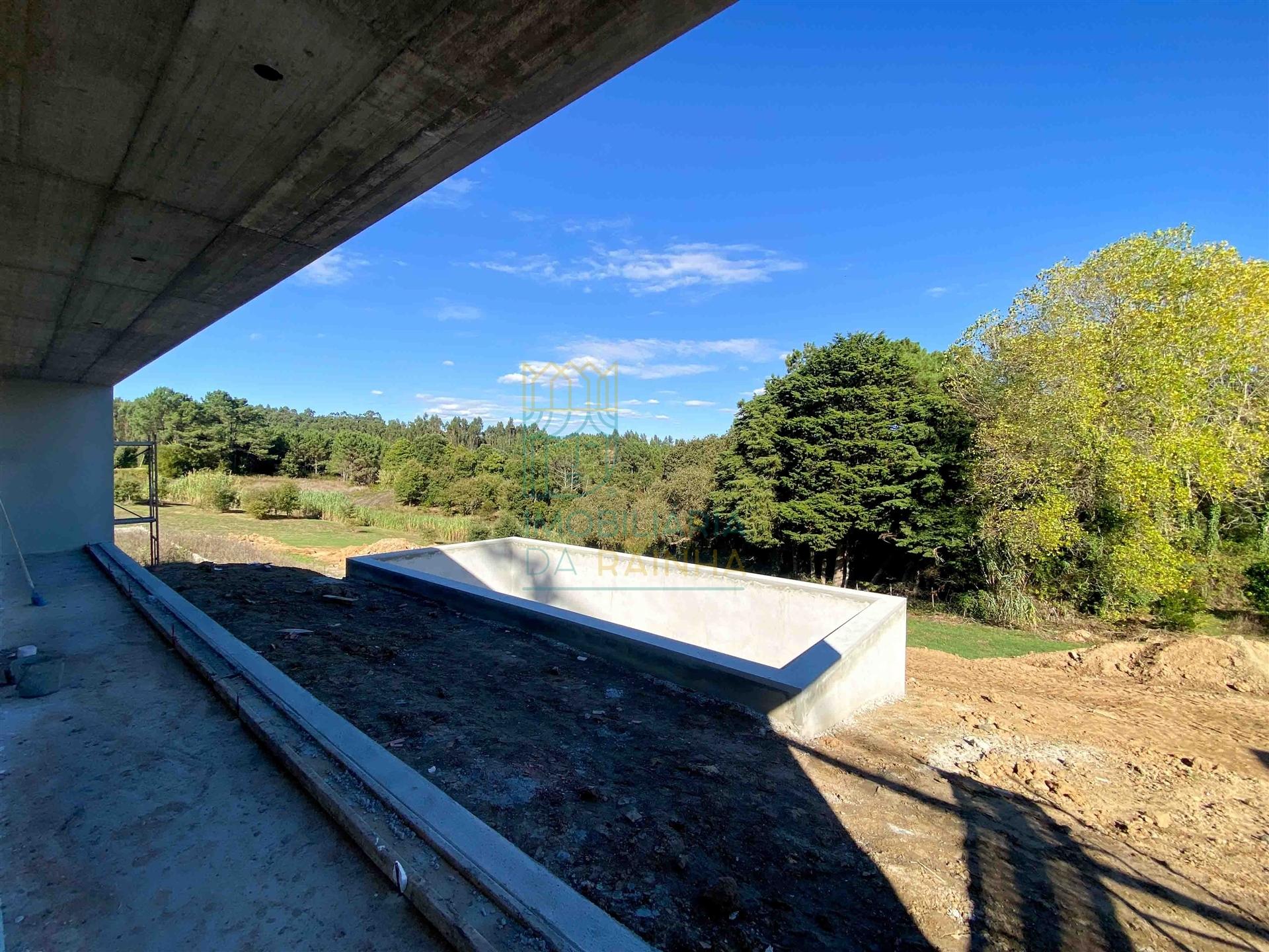 Moradia Moderna com Piscina – Tranquilidade e Perto da Praia