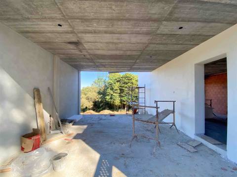 Moradia Moderna com Piscina – Tranquilidade e Perto da Praia