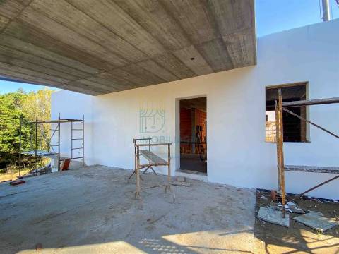 Moradia Moderna com Piscina – Tranquilidade e Perto da Praia