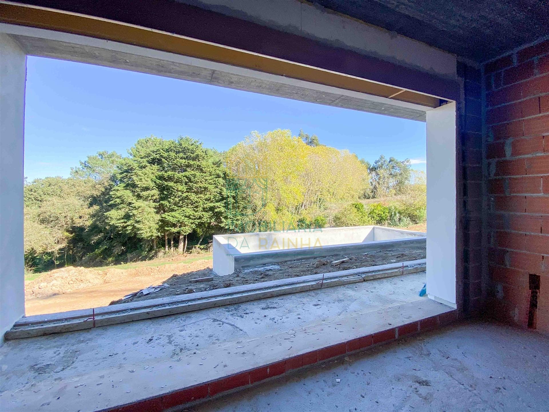 Moradia Moderna com Piscina – Tranquilidade e Perto da Praia