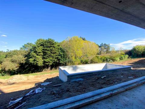 Moradia Moderna com Piscina – Tranquilidade e Perto da Praia