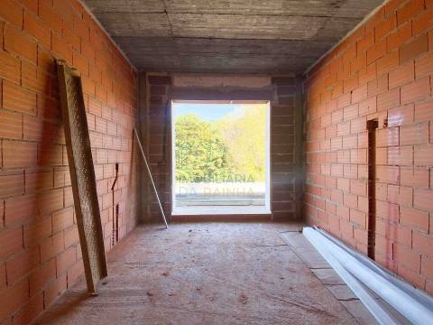 Moradia Moderna com Piscina – Tranquilidade e Perto da Praia