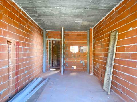 Moradia Moderna com Piscina – Tranquilidade e Perto da Praia