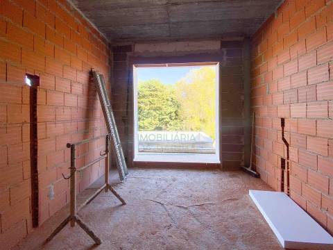 Moradia Moderna com Piscina – Tranquilidade e Perto da Praia