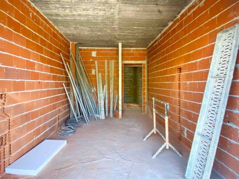 Moradia Moderna com Piscina – Tranquilidade e Perto da Praia